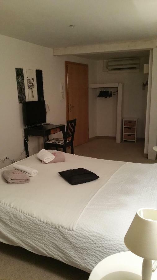 Chambres Touristiques La Cour Des Hotes Bed & Breakfast