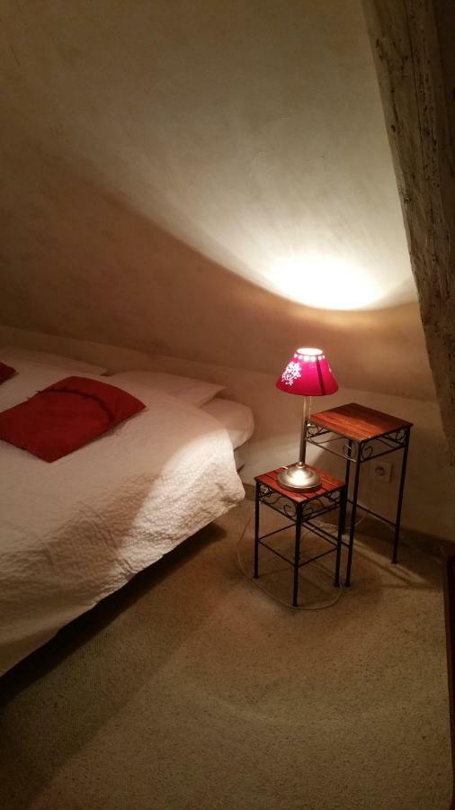 Touristiques La Cour Des Hôtes Alojamento de Acomodação e Pequeno-almoço *